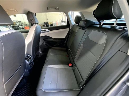 Certified 2025 Volkswagen Taos SE image 17