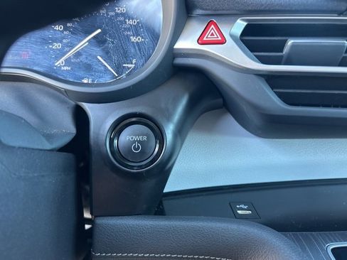 Used 2025 Toyota Sienna LE image 33