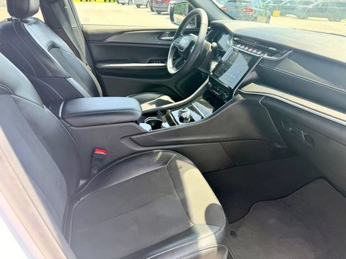 Used 2023 Jeep Grand Cherokee Altitude AWD/4WD image 12
