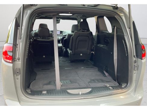 Used 2025 Chrysler Pacifica Limited FWD image 19