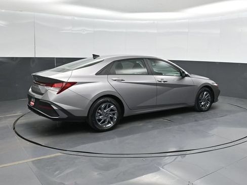 Used 2024 Hyundai Elantra SEL FWD image 3
