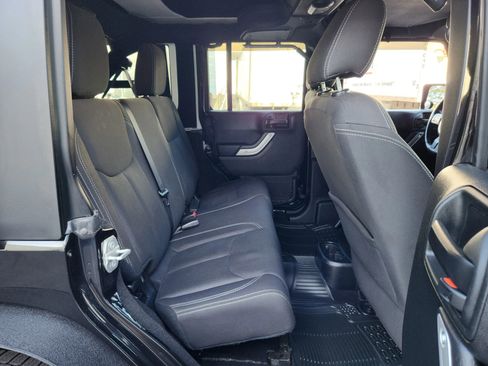 Used 2017 Jeep Wrangler Unlimited Rubicon w/ Cold Weather Group image 17