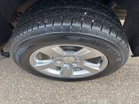 Used 2017 Chevrolet Suburban LT w/ Luxury Package image 4