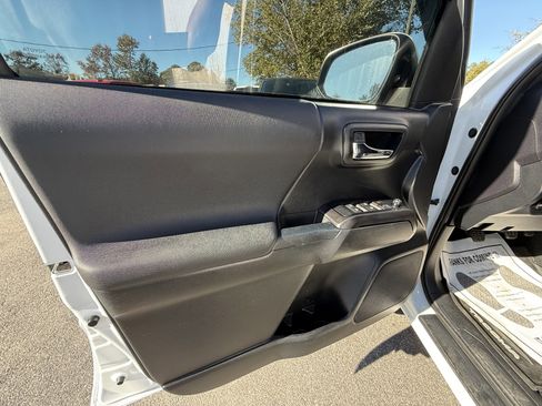 Used 2018 Toyota Tacoma TRD Off-Road image 13