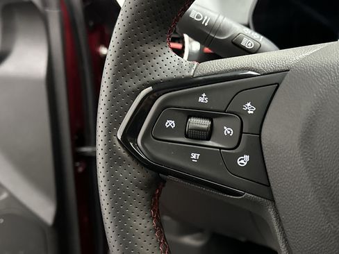 Used 2025 Chevrolet Trax RS w/ Sunroof Package FWD image 27