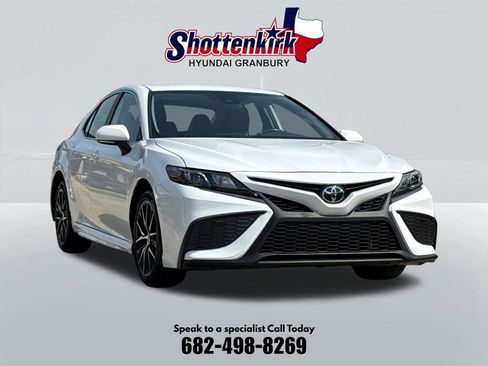 Used 2023 Toyota Camry SE FWD image 3