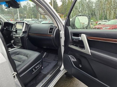 Used 2016 Toyota Land Cruiser image 10