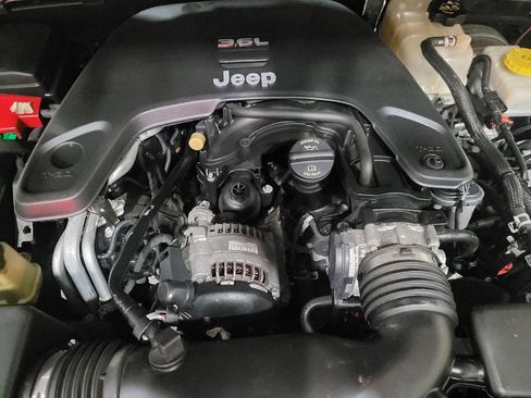 Used 2018 Jeep Wrangler Unlimited Sahara w/ Dual Top Group image 30