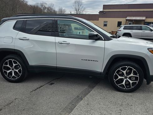 Used 2025 Jeep Compass Limited image 5