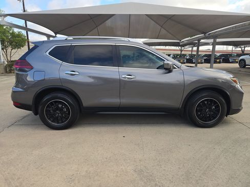 Used 2019 Nissan Rogue SV image 2