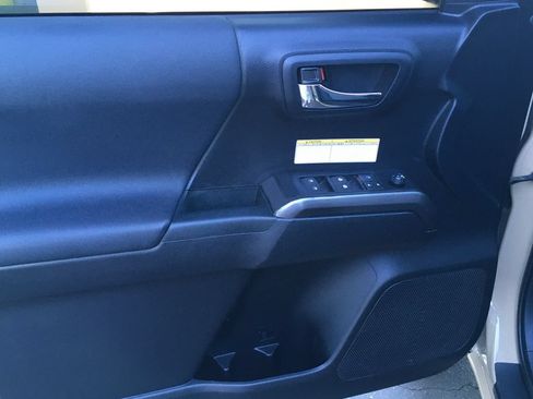 Used 2020 Toyota Tacoma TRD Off-Road AWD/4WD image 19