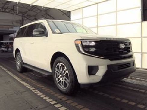 Used 2025 Ford Expedition Active AWD/4WD image 3