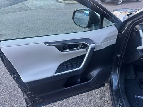 Used 2022 Toyota RAV4 Limited image 17