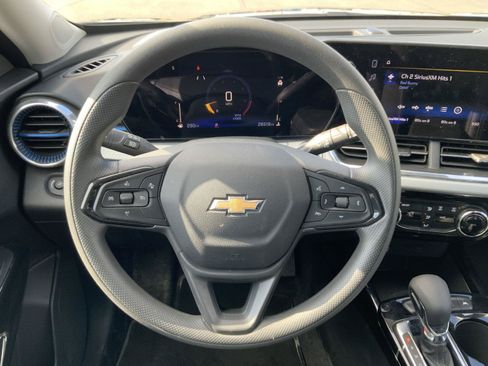 Used 2025 Chevrolet Trax LT FWD image 25
