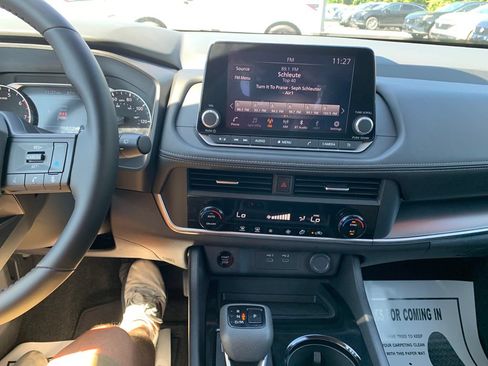 Used 2025 Nissan Rogue SV FWD image 18