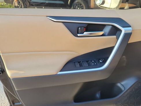 Used 2025 Toyota RAV4 XLE AWD/4WD image 12