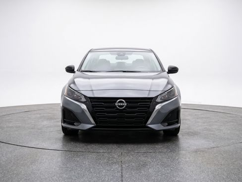 Used 2025 Nissan Altima 2.5 SV FWD image 2