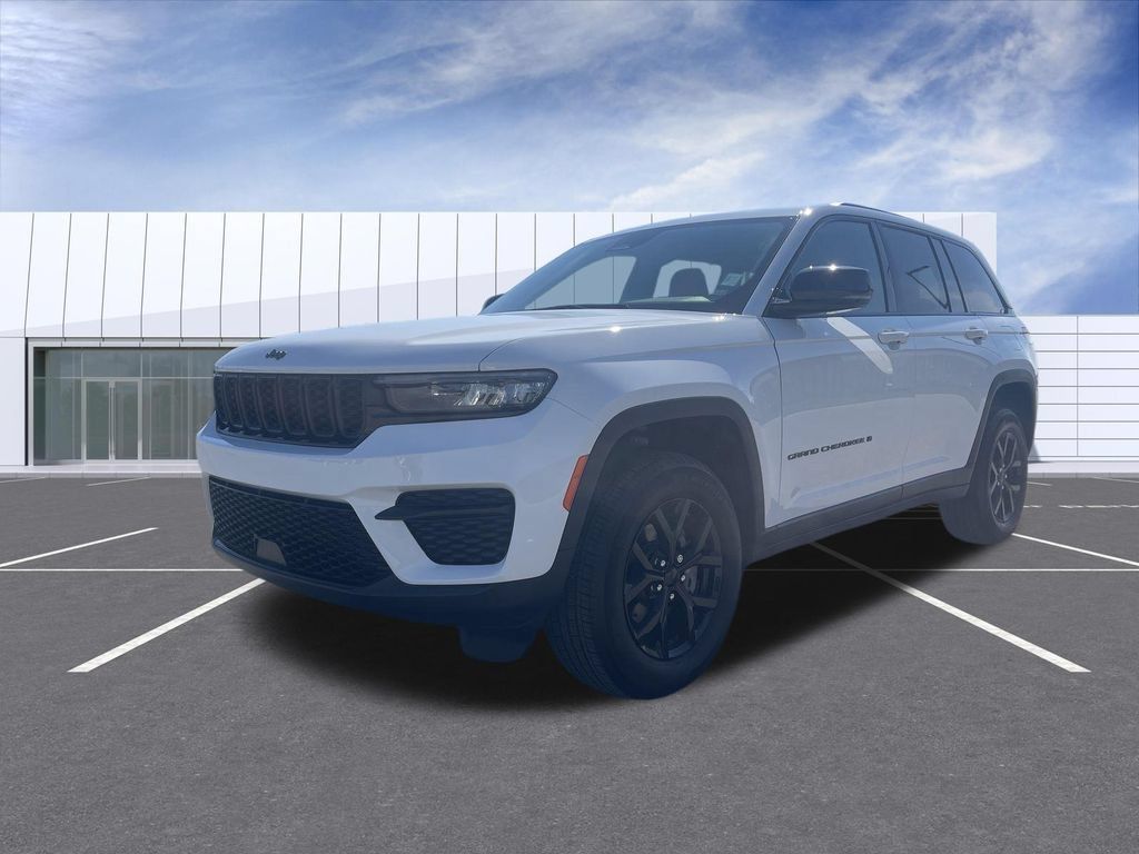 Used 2024 Jeep Grand Cherokee Altitude AWD/4WD image 4