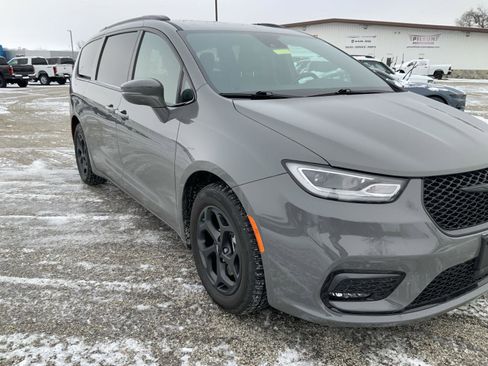 Used 2021 Chrysler Pacifica Limited w/ S Appearance Package image 16