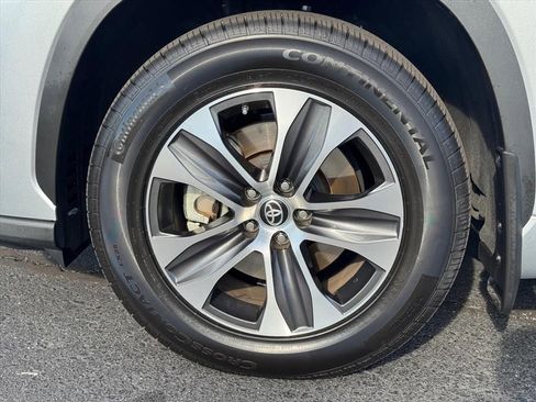 Used 2023 Toyota Highlander XLE image 9