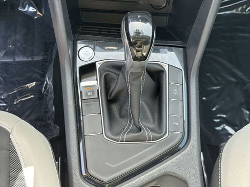 Certified 2025 Volkswagen Taos SE w/ Panoramic Sunroof Package FWD image 39