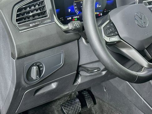 Used 2023 Volkswagen Tiguan SE w/ Panoramic Sunroof Package FWD image 16