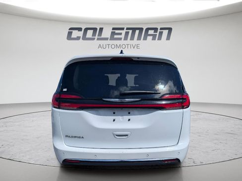 Used 2023 Chrysler Pacifica Touring-L FWD image 5