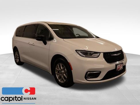 Used 2025 Chrysler Pacifica Select FWD image 1