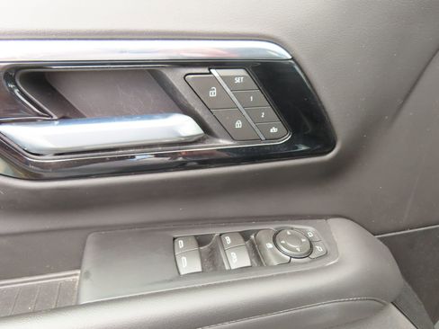 Used 2025 Chevrolet Suburban Z71 image 13