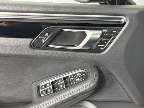 Certified 2025 Porsche Macan AWD/4WD image 31