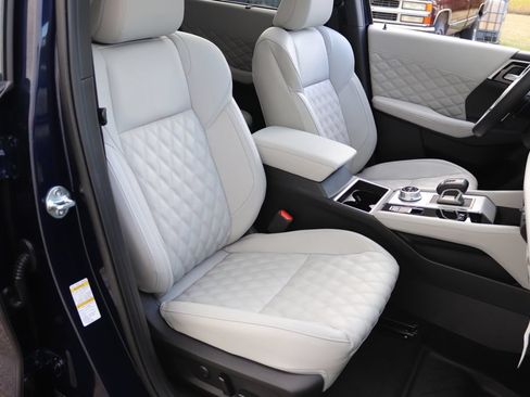 Used 2025 Mitsubishi Outlander 4WD Plug-In Hybrid image 35