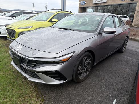 Used 2024 Hyundai Elantra SEL w/ Convenience Package image 4