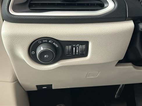 Used 2024 Chrysler Pacifica Touring-L FWD image 19
