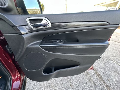 Used 2019 Jeep Grand Cherokee Laredo image 31