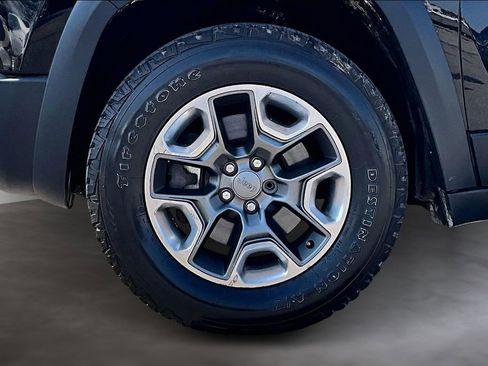 Used 2019 Jeep Cherokee Trailhawk w/ Comfort/Convenience Group AWD/4WD image 11