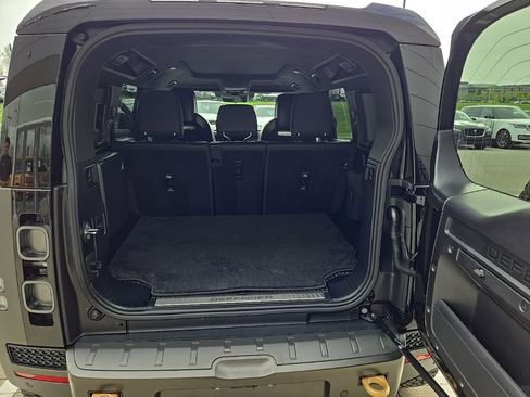 Used 2025 Land Rover Defender 110 image 17