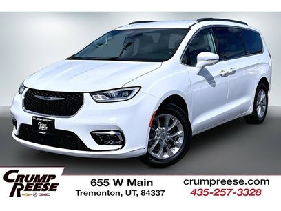 Used 2022 Chrysler Pacifica Touring-L w/ Uconnect Theater Family Group