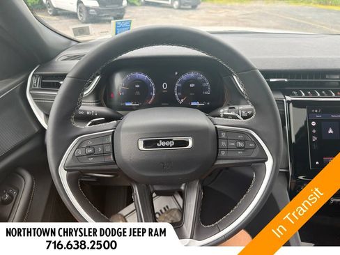 Used 2025 Jeep Grand Cherokee Laredo X w/ Luxury Tech Group I AWD/4WD image 16