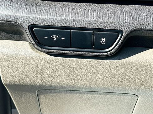 Used 2025 Kia Carnival EX image 10