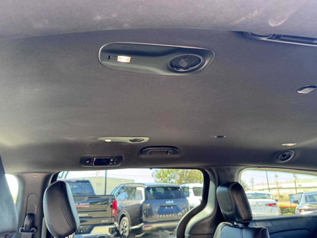 Used 2027 Chrysler Pacifica Select FWD image 15