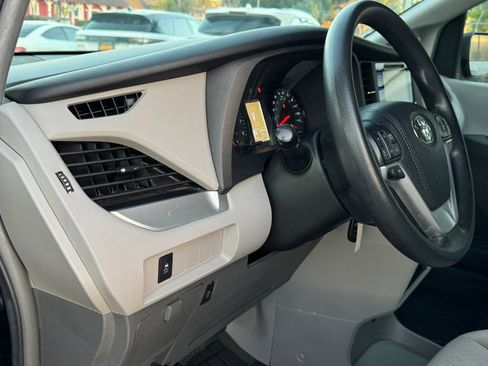 Used 2017 Toyota Sienna LE FWD image 30