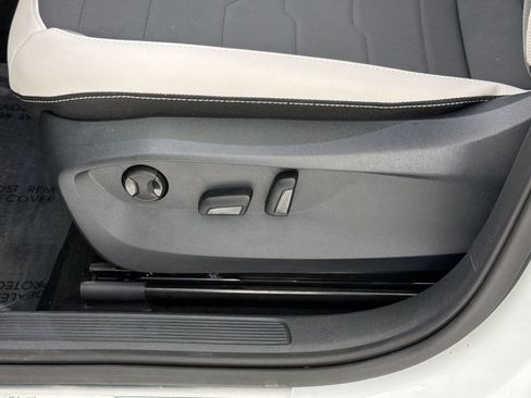 Used 2025 Volkswagen Taos SE w/ Panoramic Sunroof Package FWD image 15
