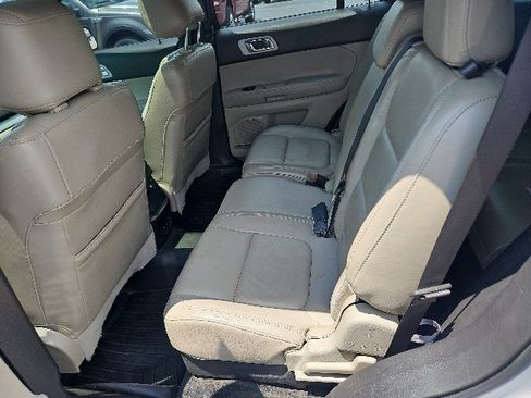 Used 2014 Ford Explorer XLT w/ Equipment Group 202A AWD/4WD image 8