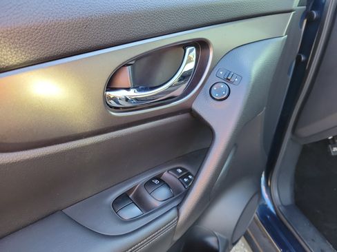 Used 2016 Nissan Rogue SV w/ SV Premium Package image 19