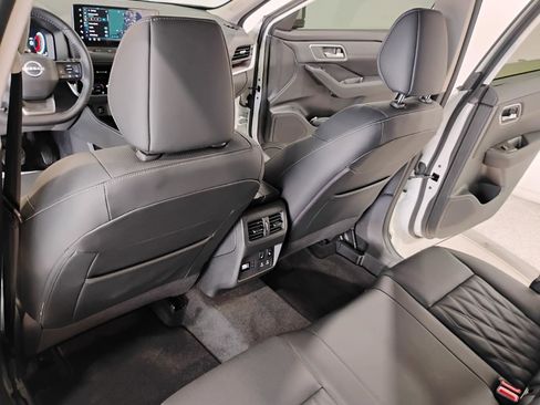 Used 2025 Nissan Rogue Platinum w/ Tech Package image 11