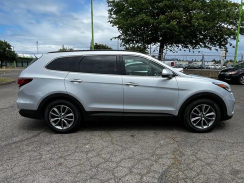 Used 2017 Hyundai Santa Fe SE AWD/4WD image 2