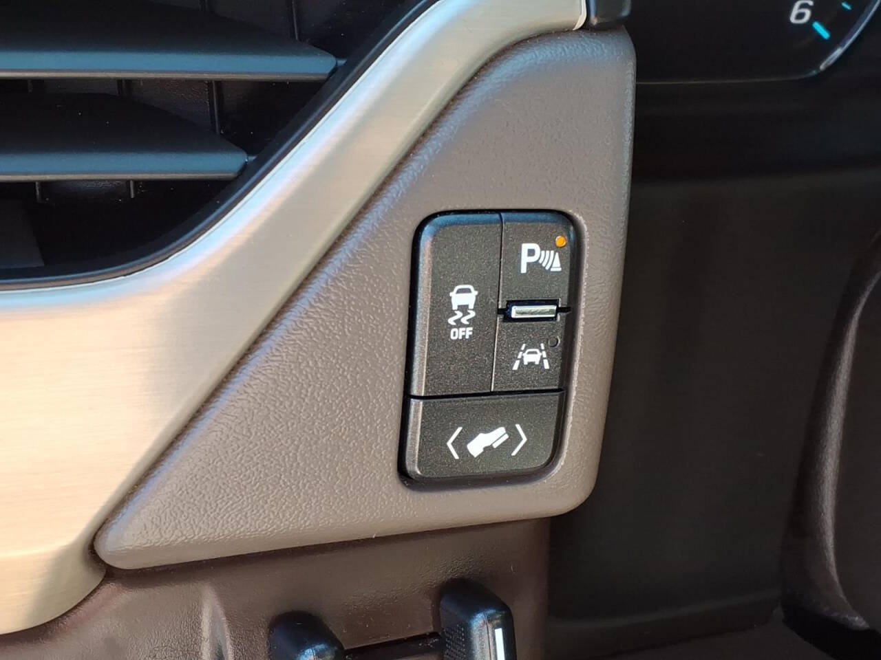 Used 2017 GMC Yukon Denali w/ Open Road Package AWD/4WD image 29
