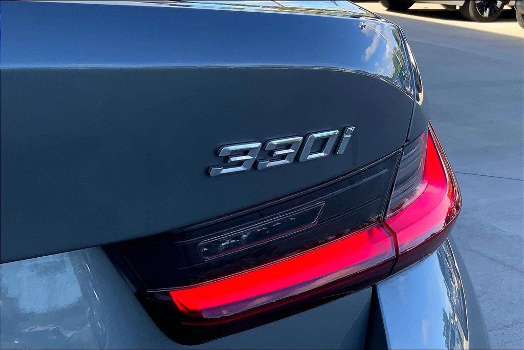 Used 2023 BMW 330i Sedan w/ Parking Assistance Package RWD image 9