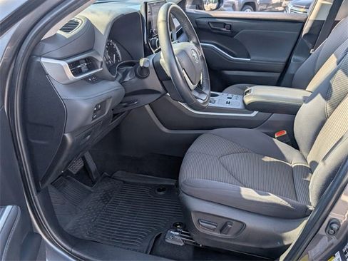 Used 2024 Toyota Highlander LE image 12
