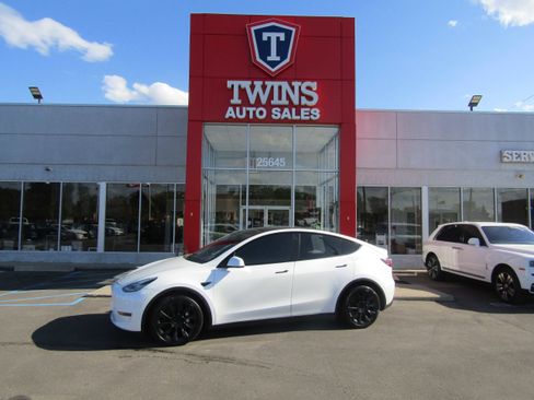 Used 2021 Tesla Model Y Long Range AWD/4WD image 2